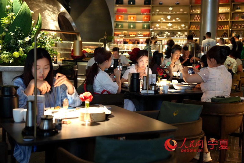 市民們享用早茶。人民網 周航攝