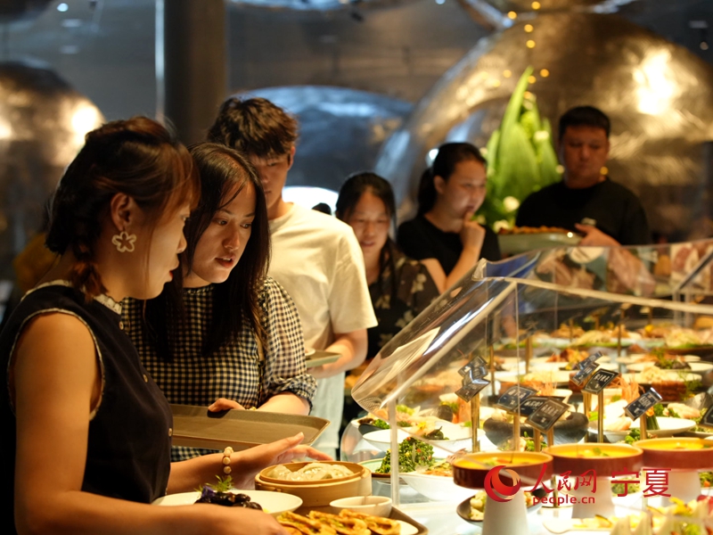 市民們正在選購菜品。人民網 周航攝