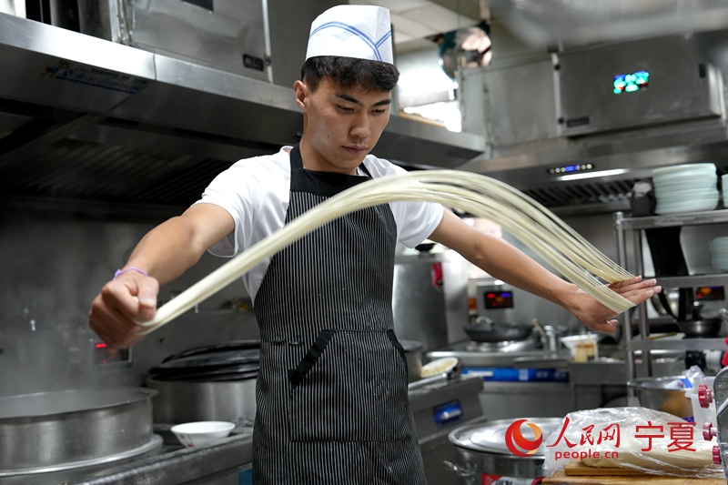 正在拉面的師傅。人民網 周航攝