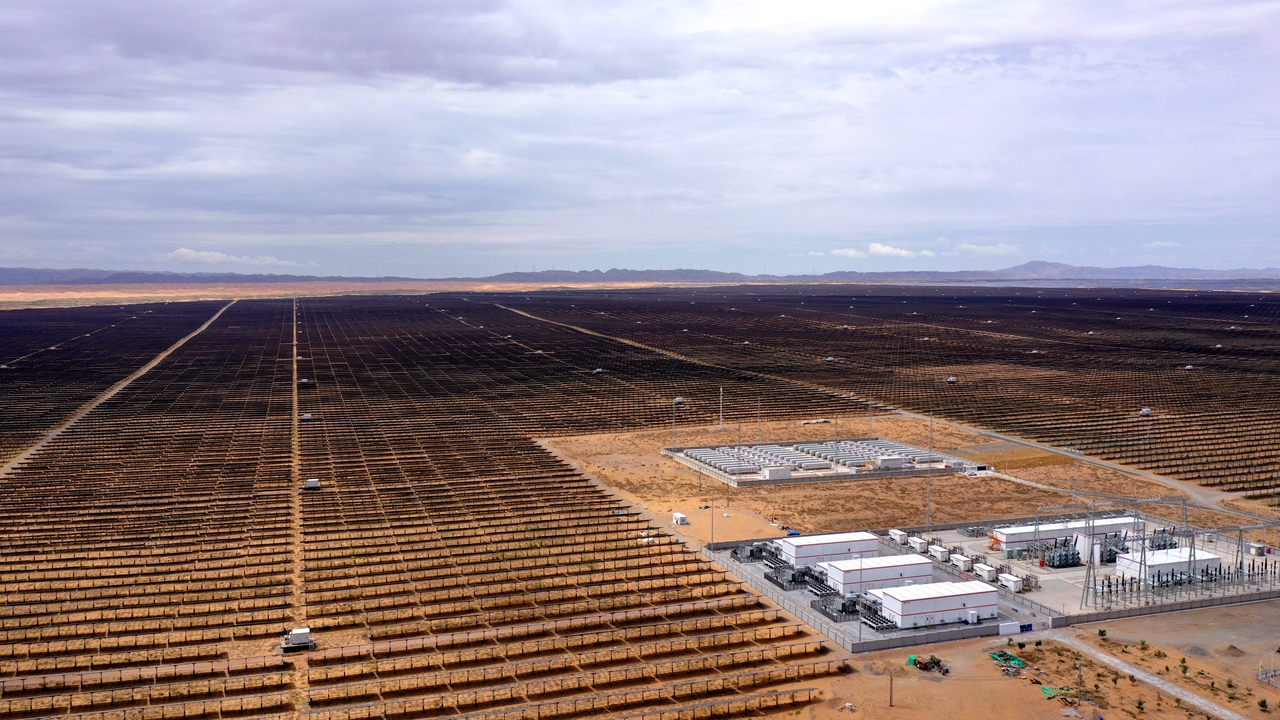 航拍龍源電力寧夏騰格里“沙戈荒”新能源基地