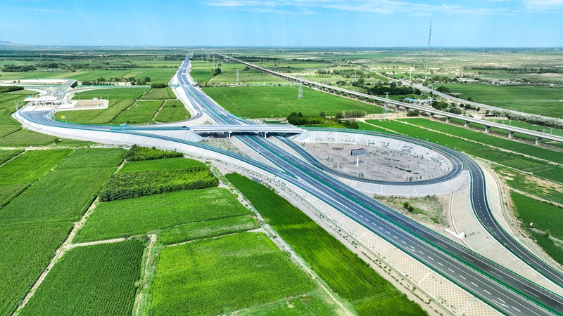 烏瑪高速惠農至石嘴山段建成通車。劉宵華攝