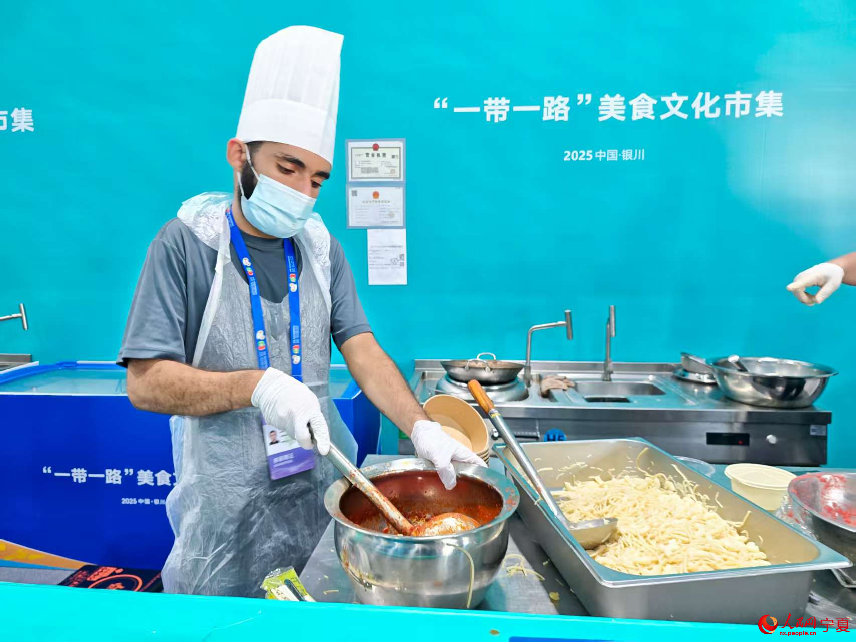 埃及廚師正在制作埃及意面。人民網記者 閻夢婕攝