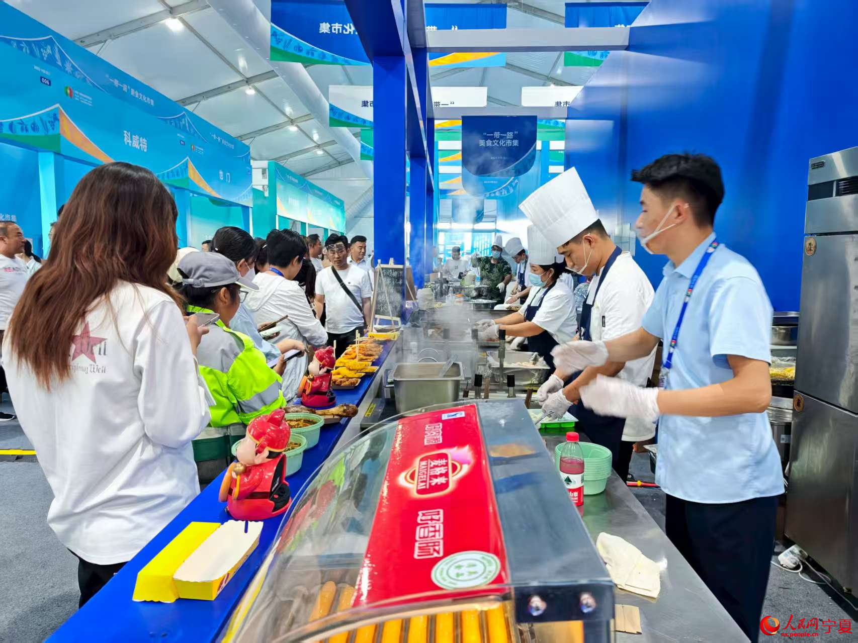 排隊購買美食的市民。人民網記者 閻夢婕攝