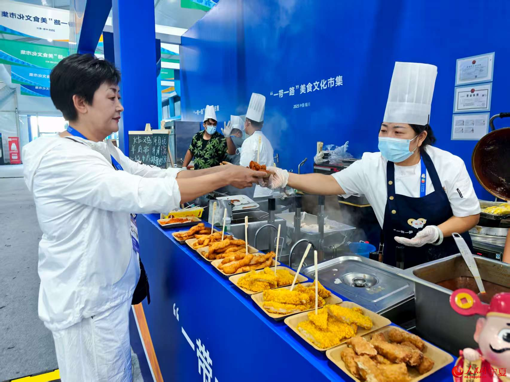 購買美食的市民。人民網記者 閻夢婕攝