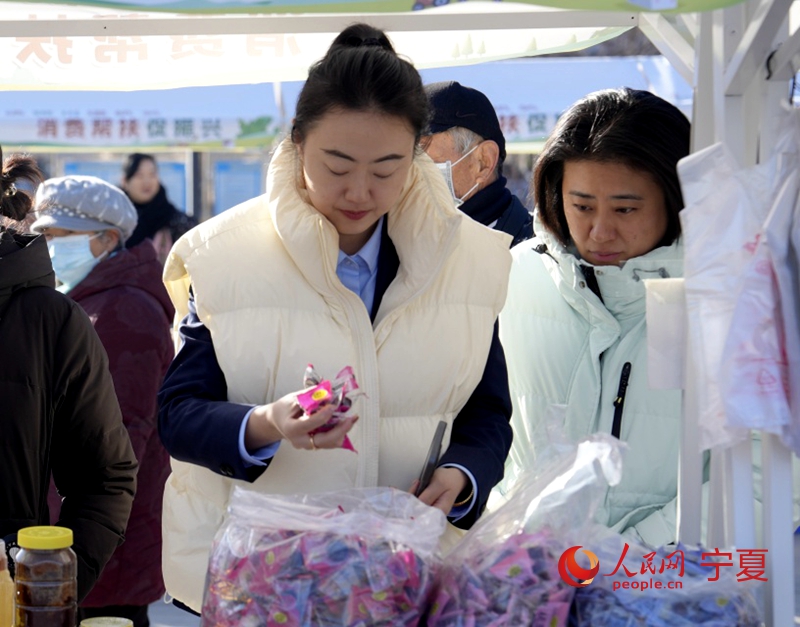 市民正在選購特色農產品。人民網記者 梁宏鑫攝