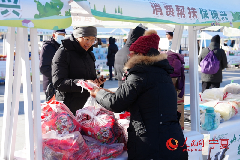 市民正在選購特色農產品。人民網記者 梁宏鑫攝