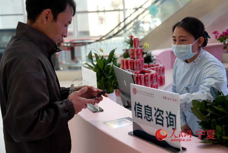 就診患者正在咨詢。人民網記者 梁宏鑫攝