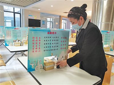     “節約為榮，浪費可恥”的宣傳標語在機關食堂隨處可見。