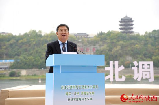 安康市副市長周康成介紹南水北調中線工程10年來安康的貢獻。人民網記者 李志強攝