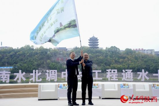 人民日報社陜西分社社長張鐵向采訪團授旗。人民網記者 李志強攝